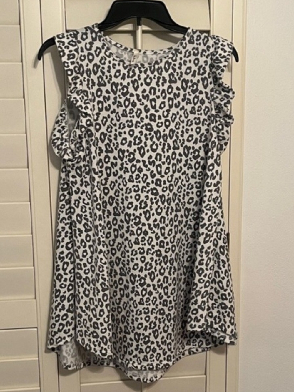 Beeson River Gray and White Leopard Print Ruffle Sleeve Top